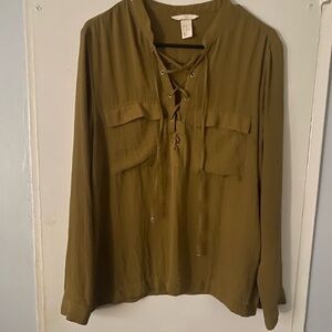 Nice blouse! Dress it up or wear it casual! Matches nicely with black or white!